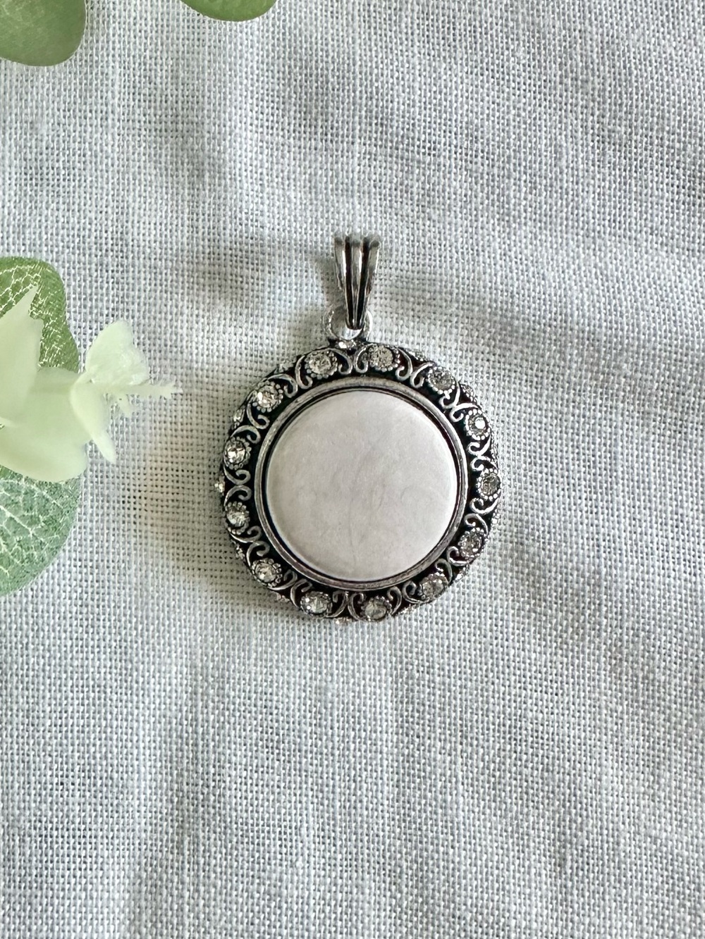 Discontinued Magnabilities silver-toned interchangeable magnetic pendant/ insert